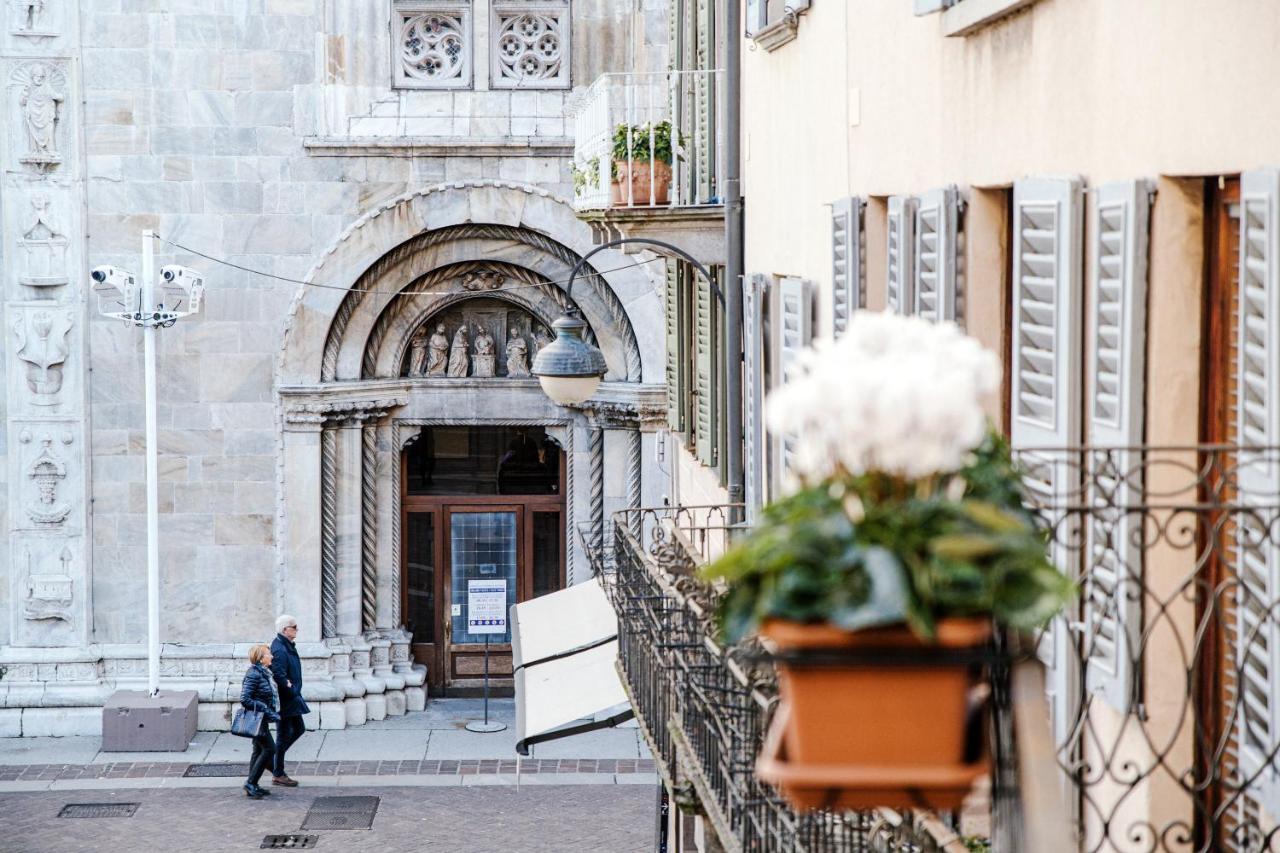 La Finestra Sul Duomo - The House Of Travelers Lägenhet Como Exteriör bild